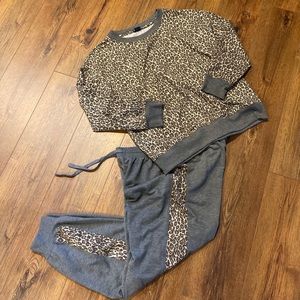 Splendid Women's 2 Piece Pajama Set Joggers Leopard SZ Large -Preowned Worn Once